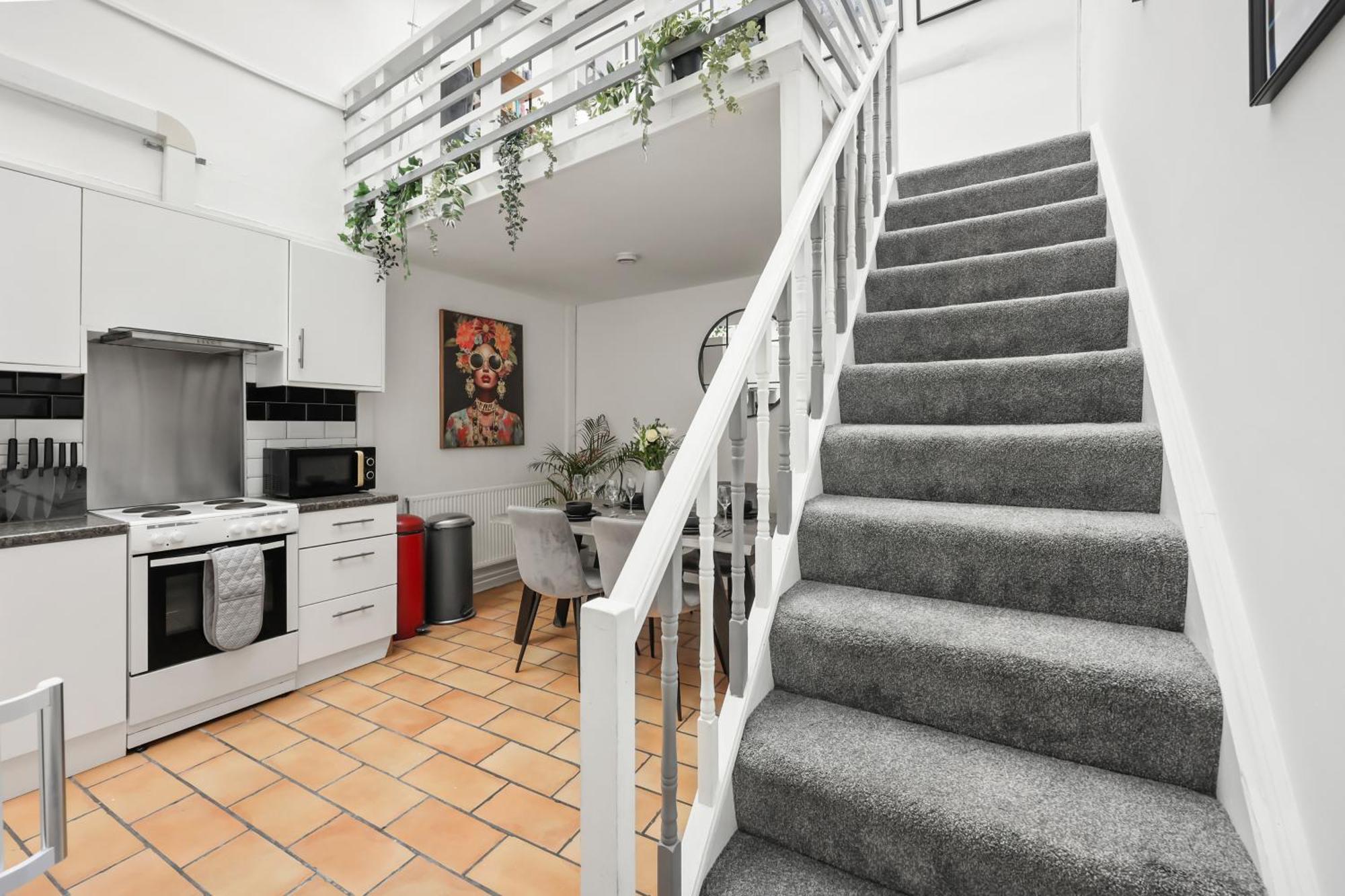 Apartment Centrally Located Spacious Three Bedroom Short Term & Flexible Renting Hackney With Free Wifi *