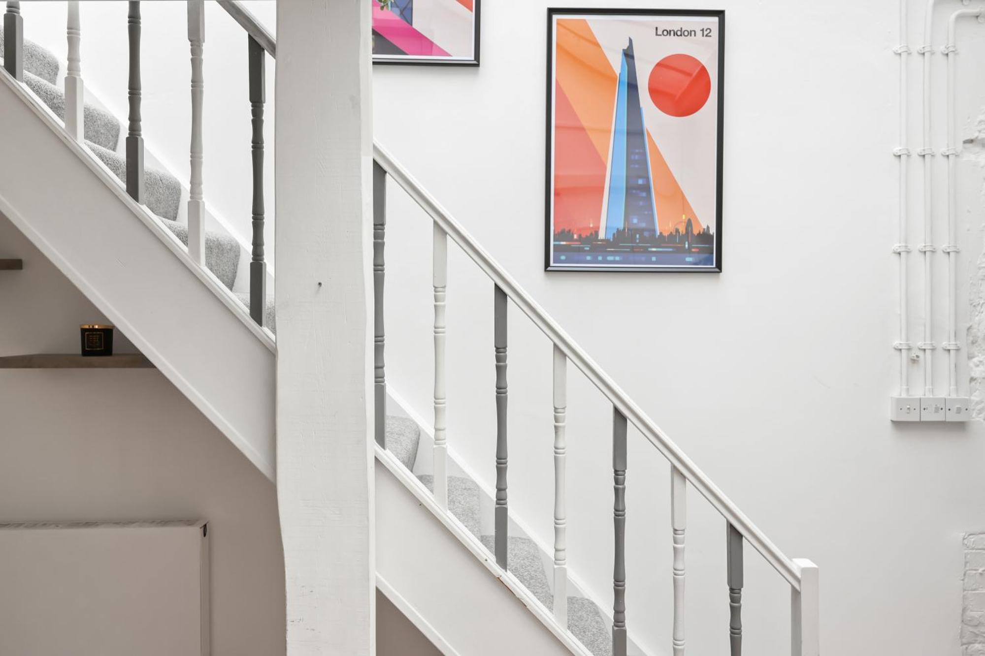 Centrally Located Spacious Three Bedroom Short Term & Flexible Renting Hackney With Free Wifi * London