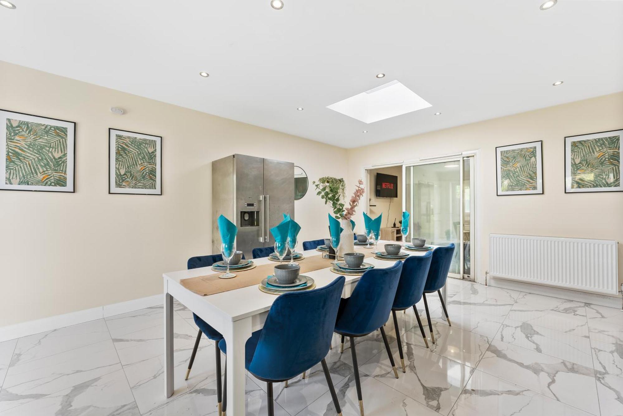Stylish Wembley Gem - Parking -sleeps 14 Holiday home