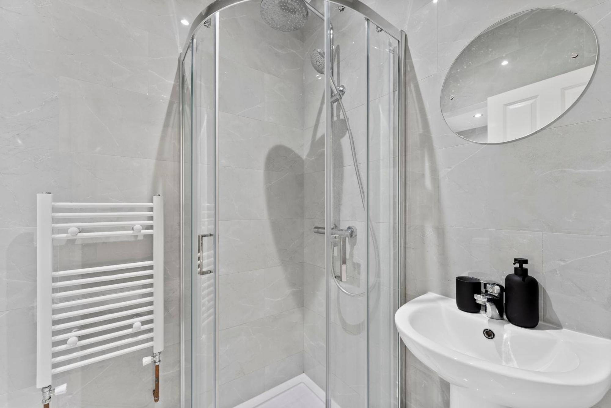 Stylish Wembley Gem - Parking -sleeps 14 Holiday home London