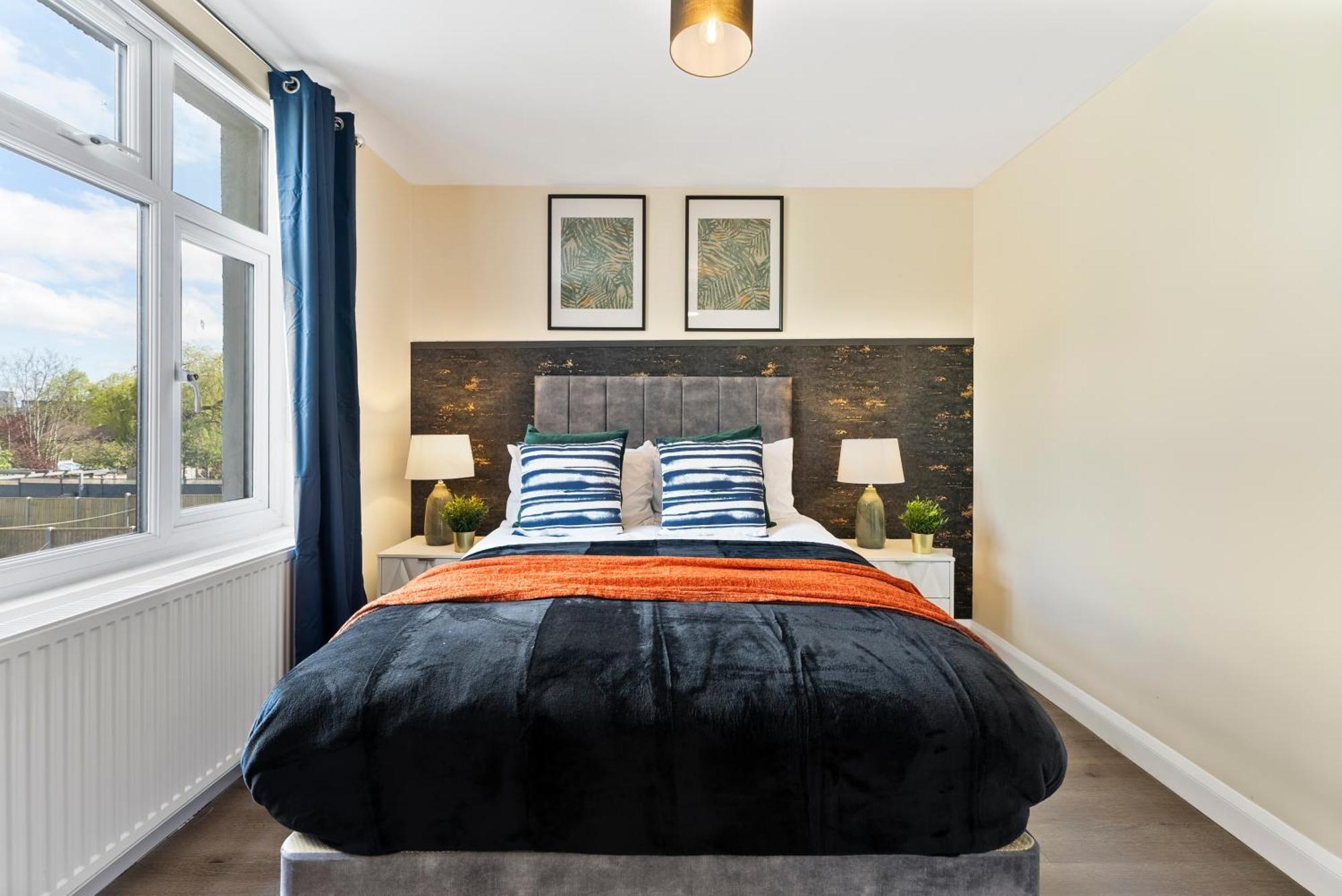 Stylish Wembley Gem - Parking -sleeps 14 Holiday home