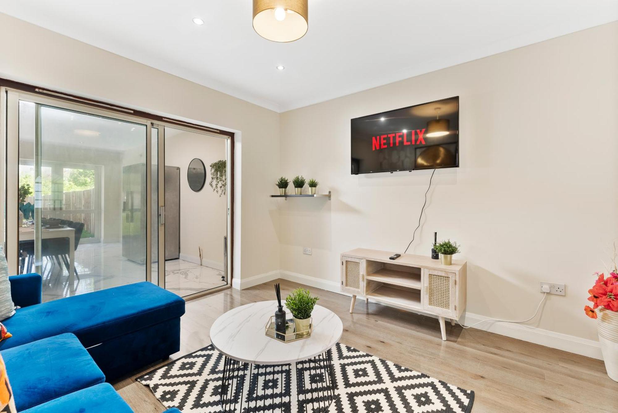 Holiday home Stylish Wembley Gem - Parking -sleeps 14 London