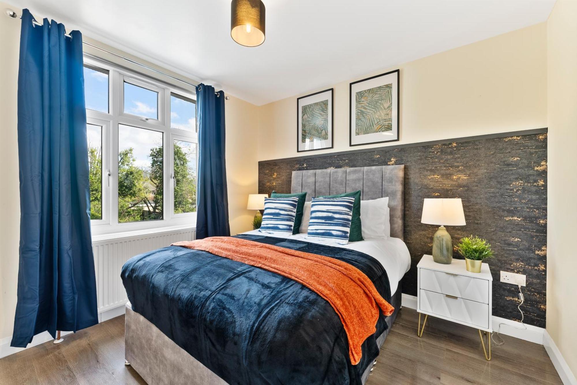 Stylish Wembley Gem - Parking -sleeps 14 Holiday home *