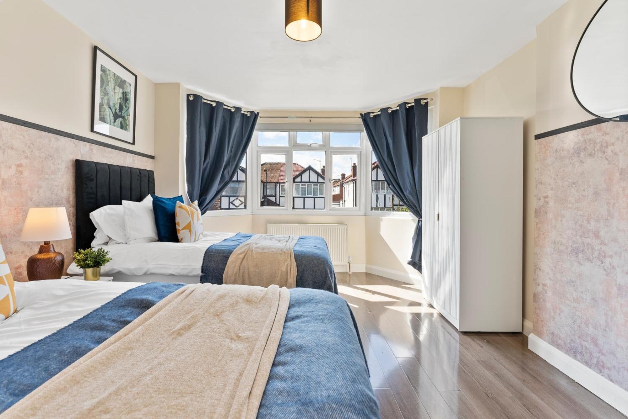 Stylish Wembley Gem - Parking -sleeps 14 Holiday home London