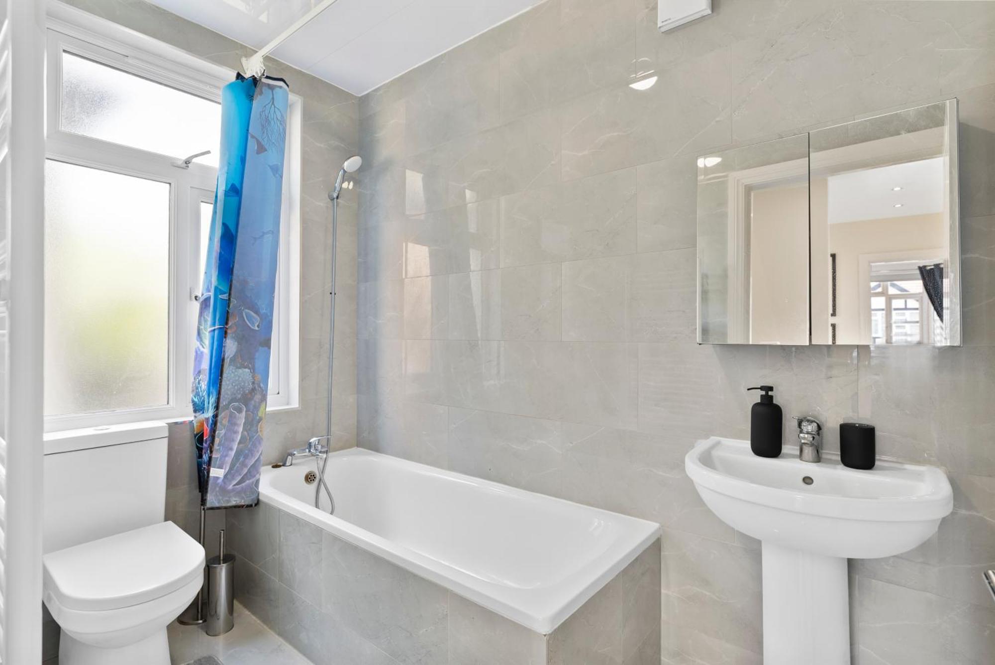 Holiday home Stylish Wembley Gem - Parking -sleeps 14