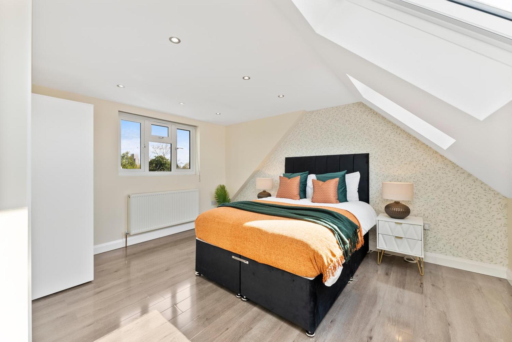 Stylish Wembley Gem - Parking -sleeps 14 Holiday home *