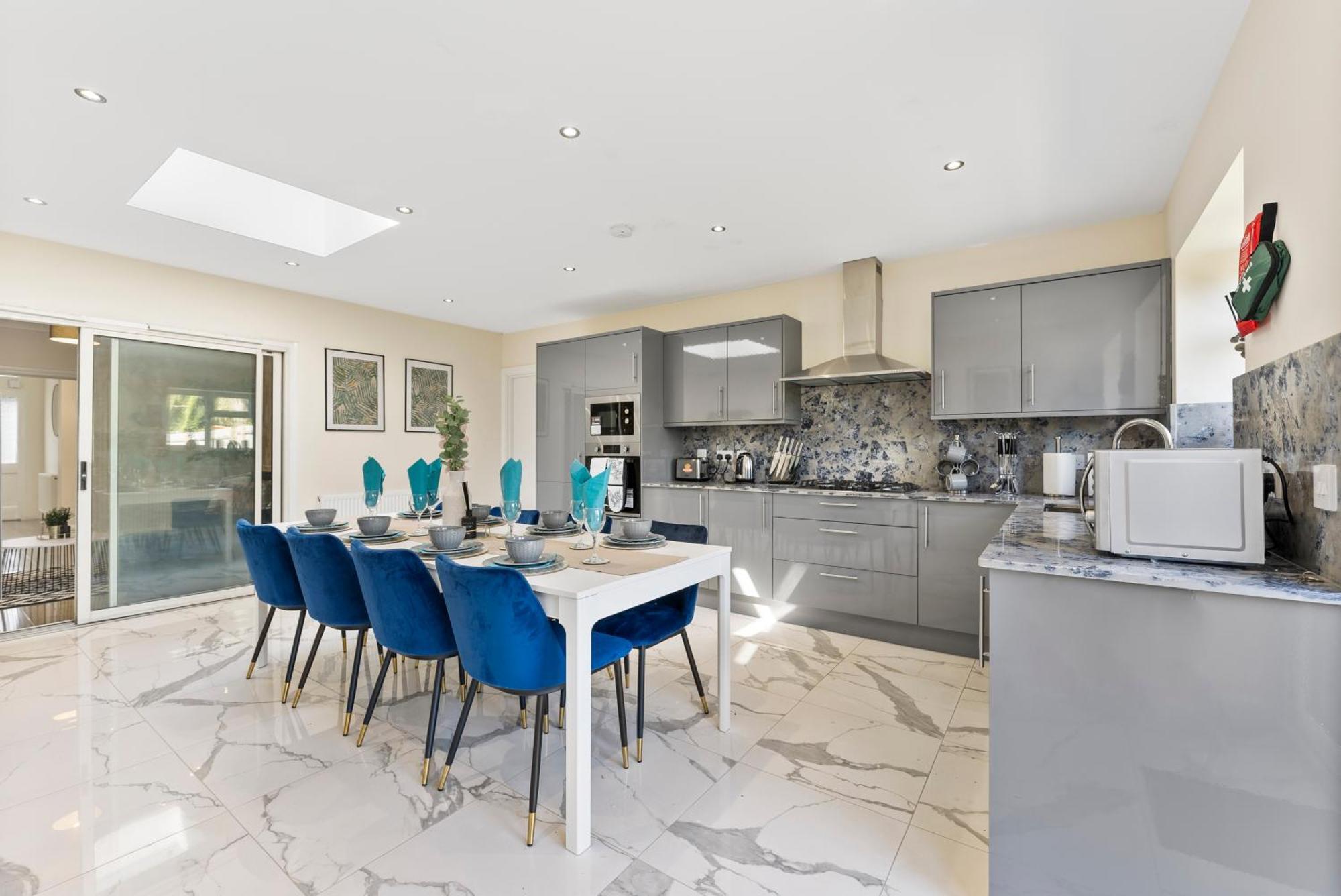 Stylish Wembley Gem - Parking -sleeps 14 London