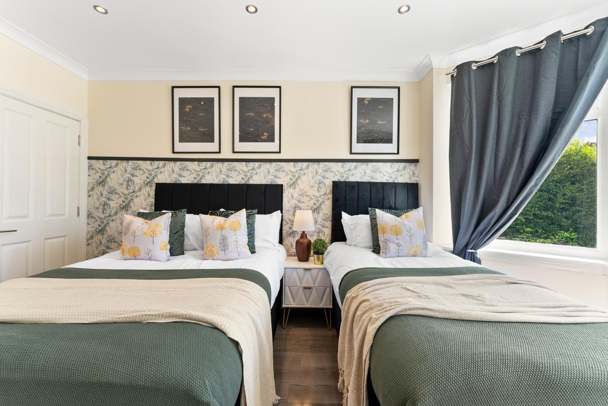 Stylish Wembley Gem - Parking -sleeps 14 Holiday home *