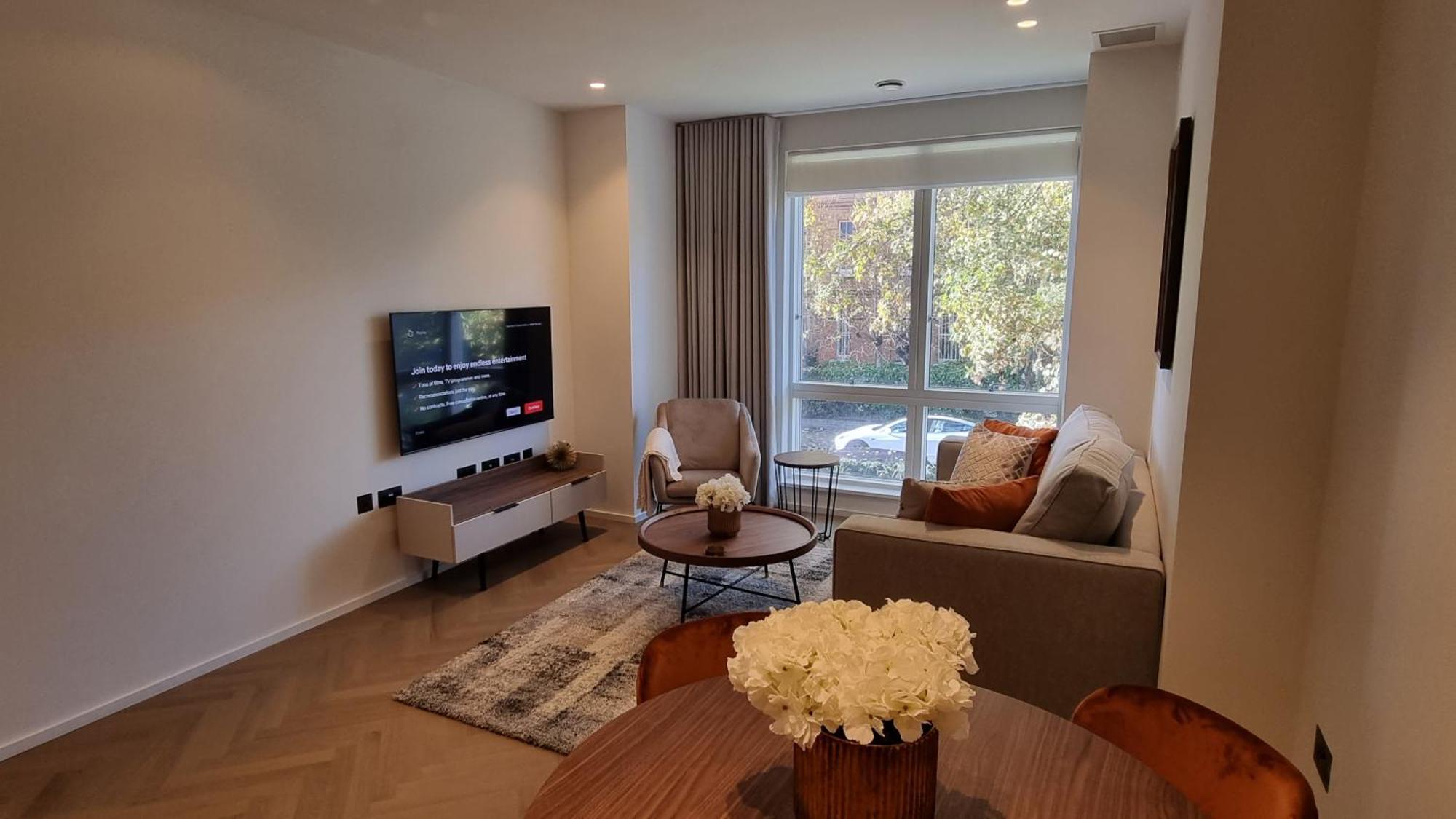 Five Star Luxury One Bed In Leafy West Hampstead Apartment London