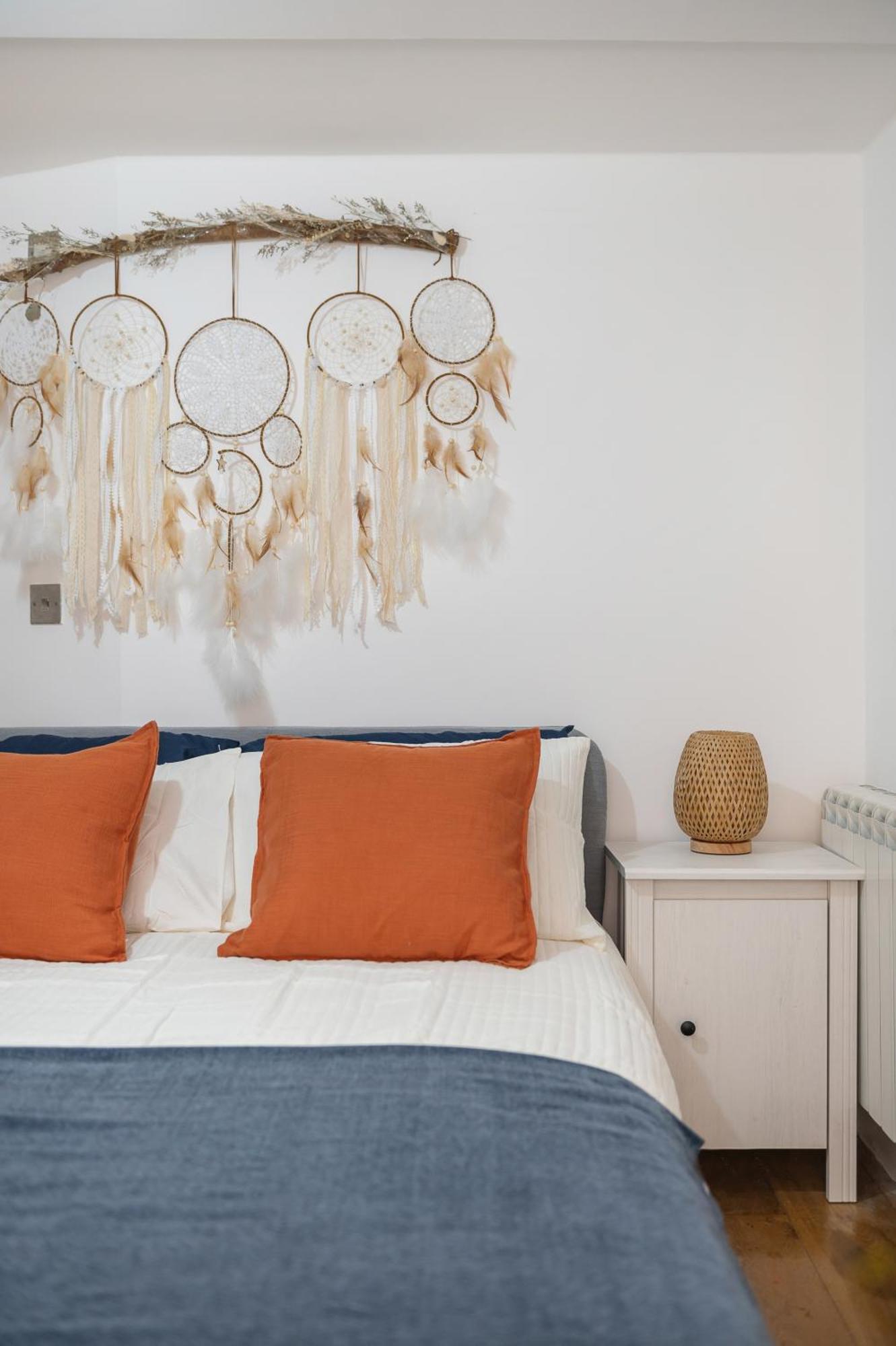 20 Min From Centre 2 Bedrooms W Ensuite *