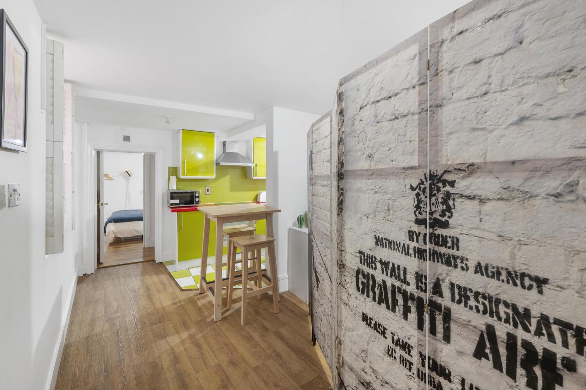 20 Min From Centre 2 Bedrooms W Ensuite *
