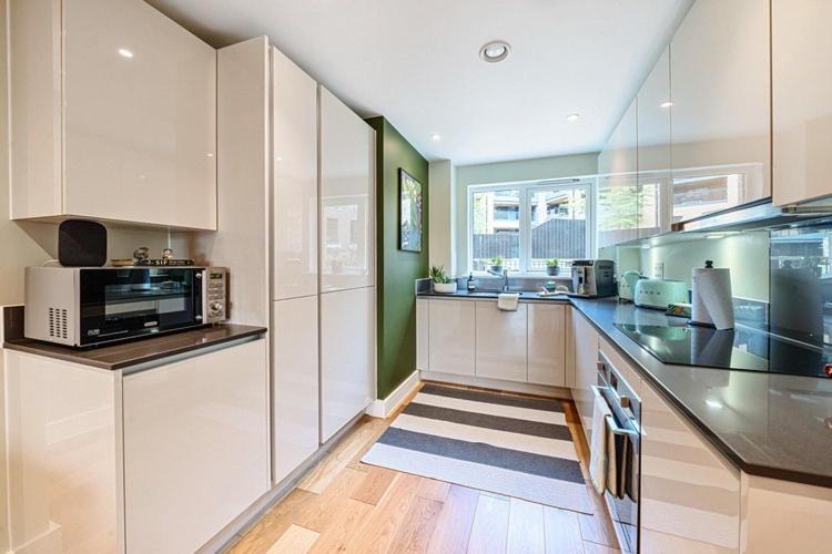Privatunterkunft Modern Bedroom With Private Bathroom And Shared Kitchen & Lounge In Our *
