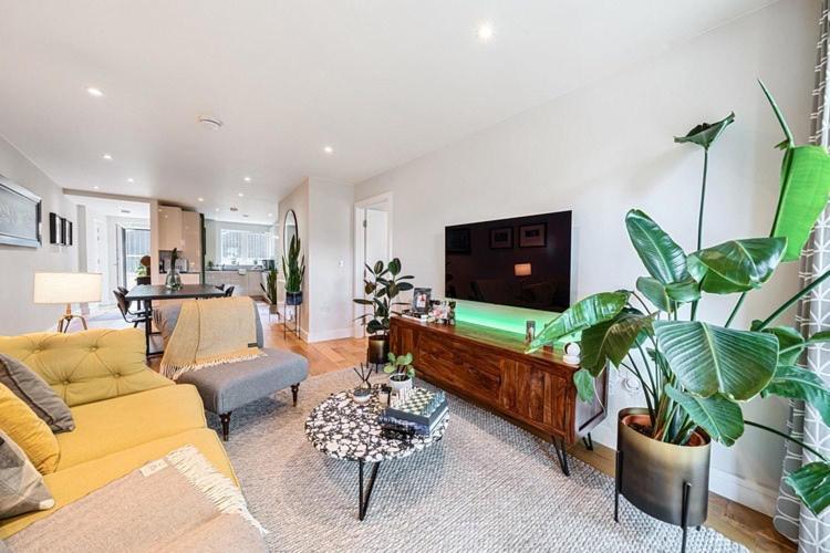Privatunterkunft Modern Bedroom With Private Bathroom And Shared Kitchen & Lounge In Our London