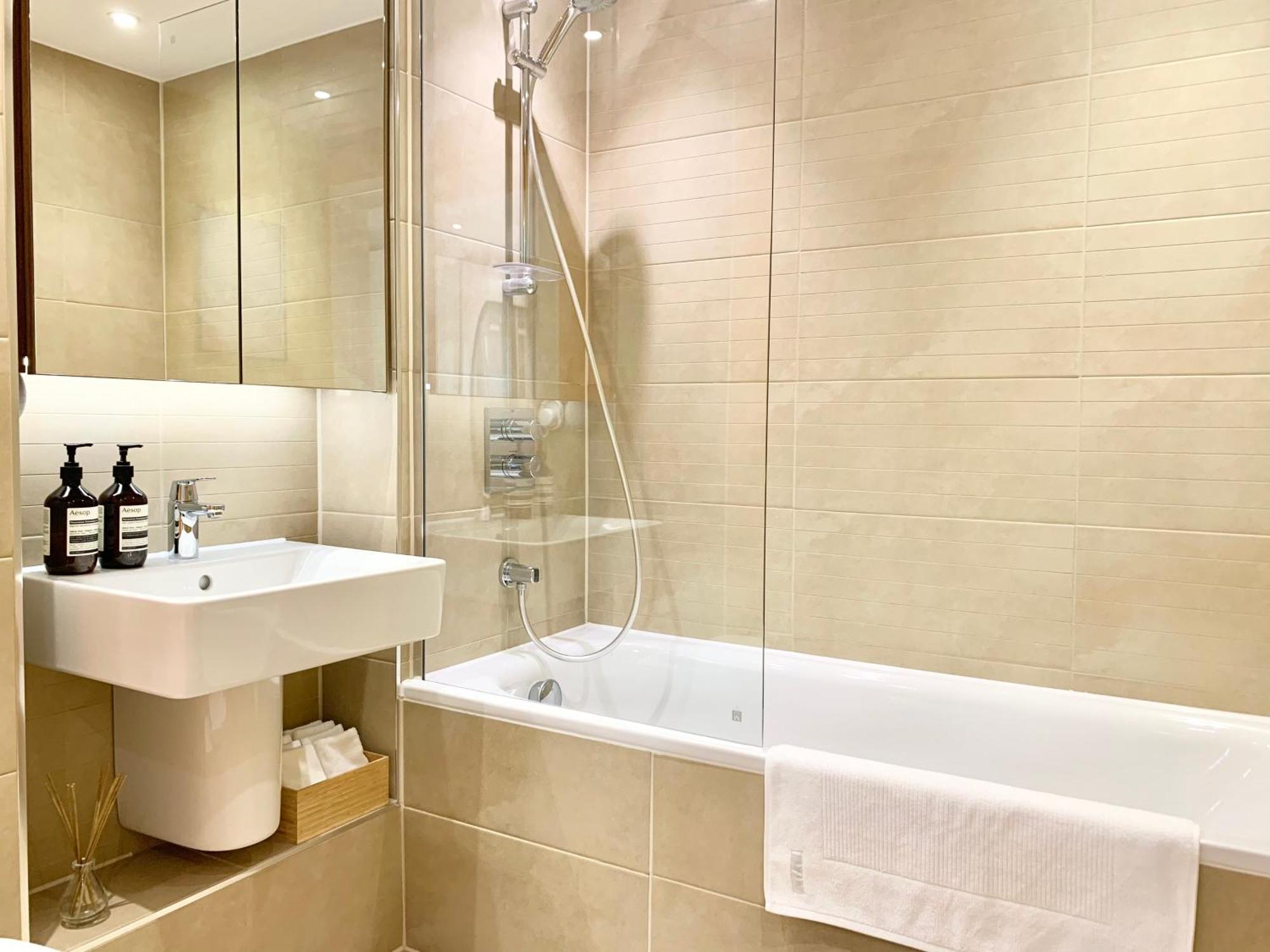 Privatunterkunft Modern Bedroom With Private Bathroom And Shared Kitchen & Lounge In Our London