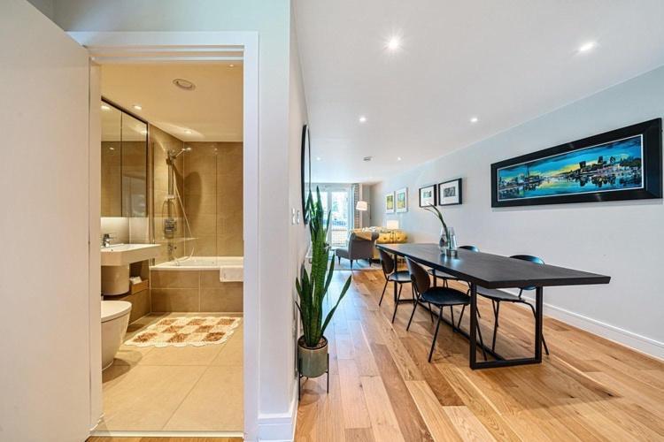 Modern Bedroom With Private Bathroom And Shared Kitchen & Lounge In Our Privatunterkunft *