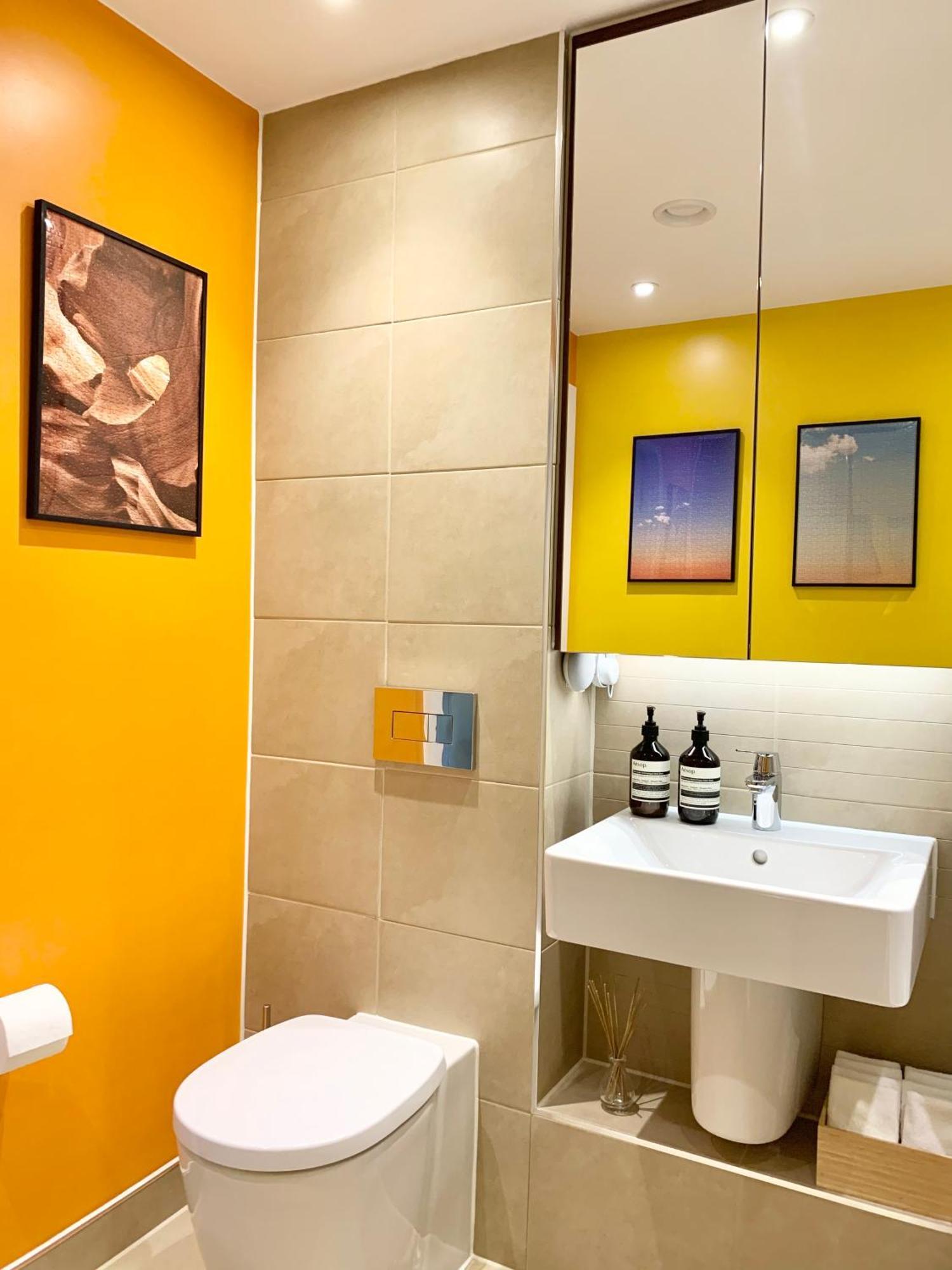 Privatunterkunft Modern Bedroom With Private Bathroom And Shared Kitchen & Lounge In Our London