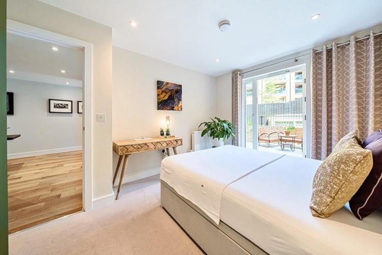Modern Bedroom With Private Bathroom And Shared Kitchen & Lounge In Our Privatunterkunft *