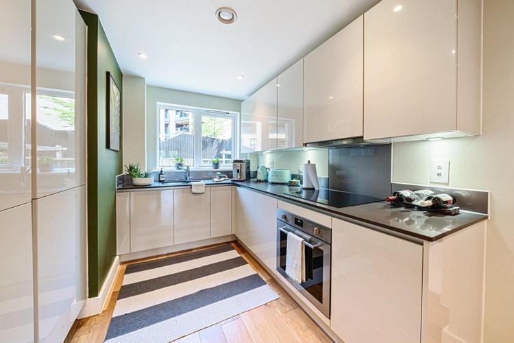 Privatunterkunft Modern Bedroom With Private Bathroom And Shared Kitchen & Lounge In Our London