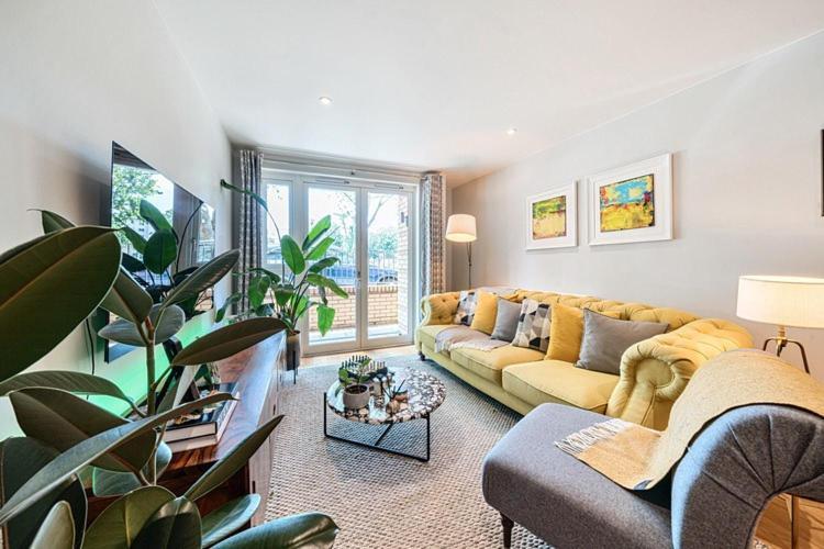 Privatunterkunft Modern Bedroom With Private Bathroom And Shared Kitchen & Lounge In Our London
