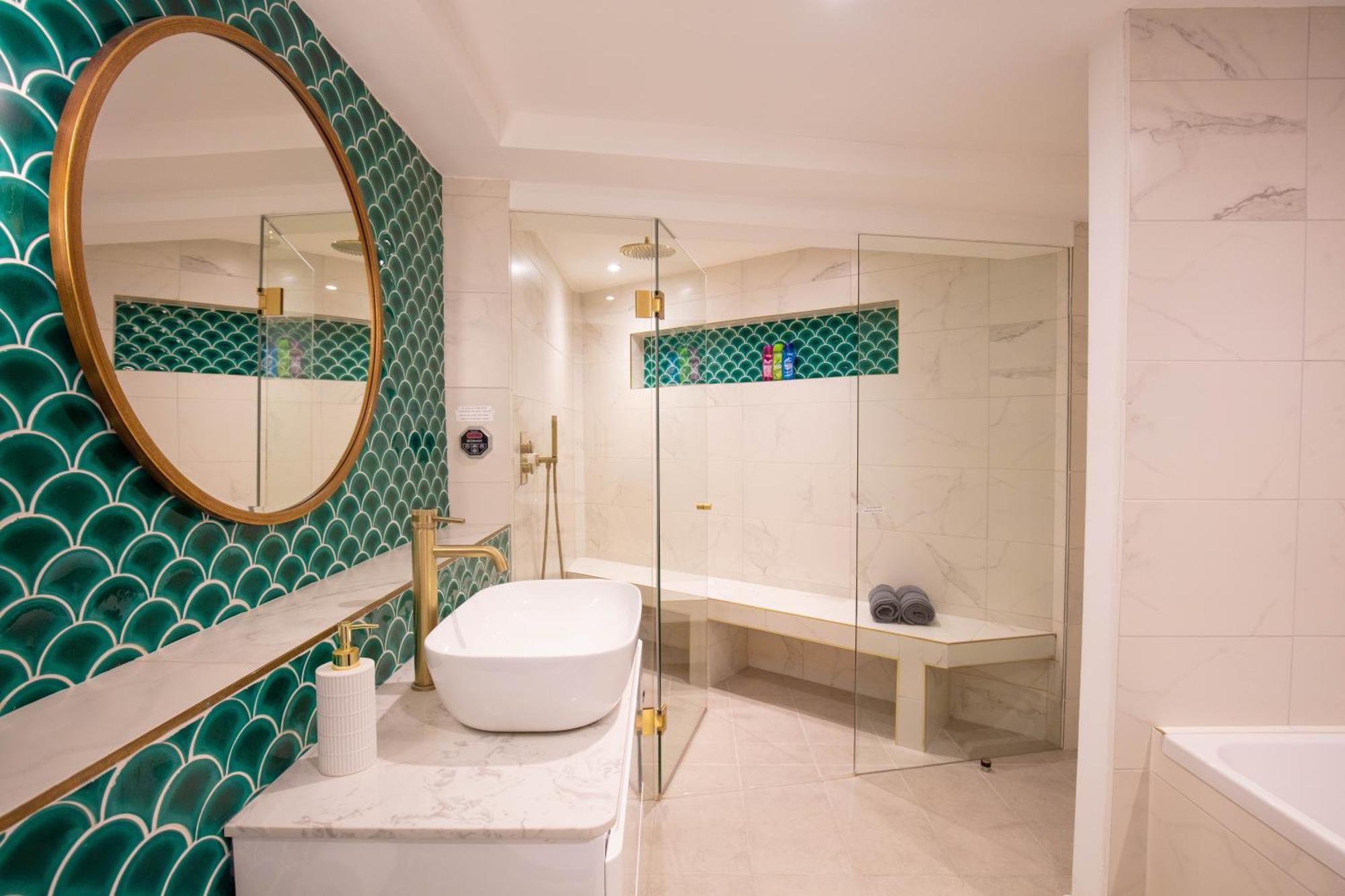 Hidden Retreat With Steam Room, King Bed Near Tube Appartement Londen