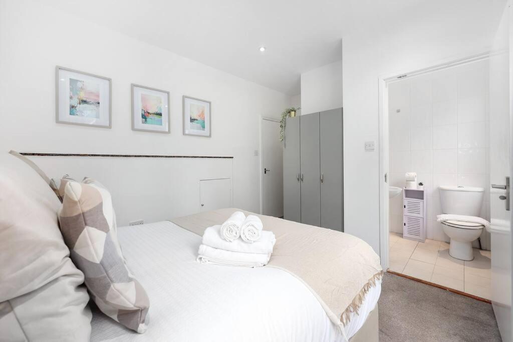 Two-bedroom Short Term & Flexible Renting Hackney With Free Wifi And Roof Terrace! Apartment