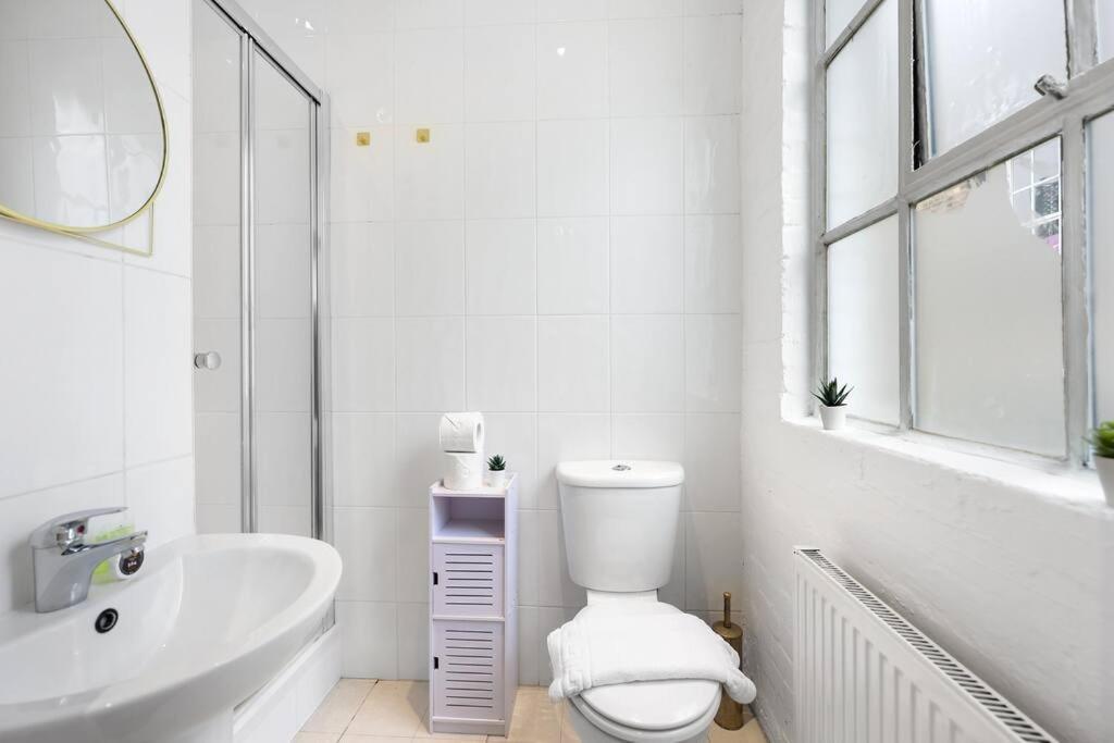 Two-bedroom Short Term & Flexible Renting Hackney With Free Wifi And Roof Terrace! Apartment London