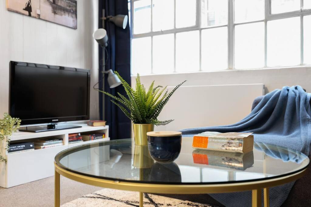 Two-bedroom Short Term & Flexible Renting Hackney With Free Wifi And Roof Terrace! London