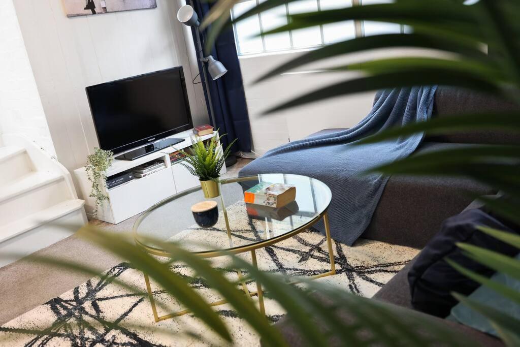 Two-bedroom Short Term & Flexible Renting Hackney With Free Wifi And Roof Terrace! Apartment