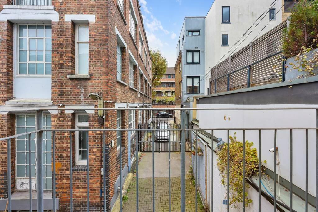 Two-bedroom Short Term & Flexible Renting Hackney With Free Wifi And Roof Terrace! Apartment London