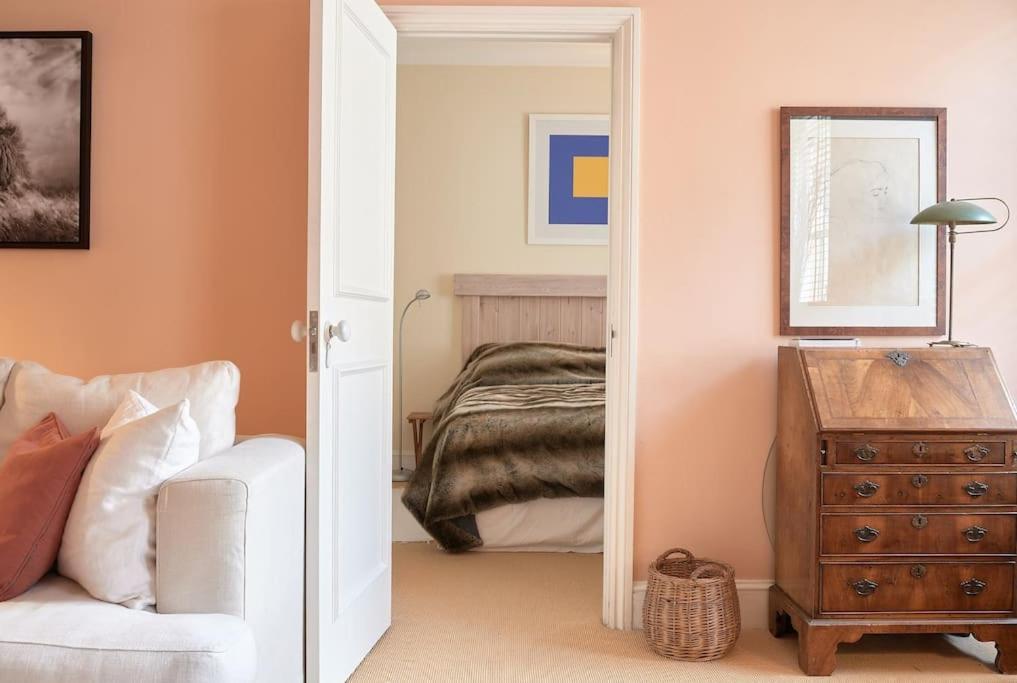 A Perfect Treasure Of A In Knightsbridge Apartment *
