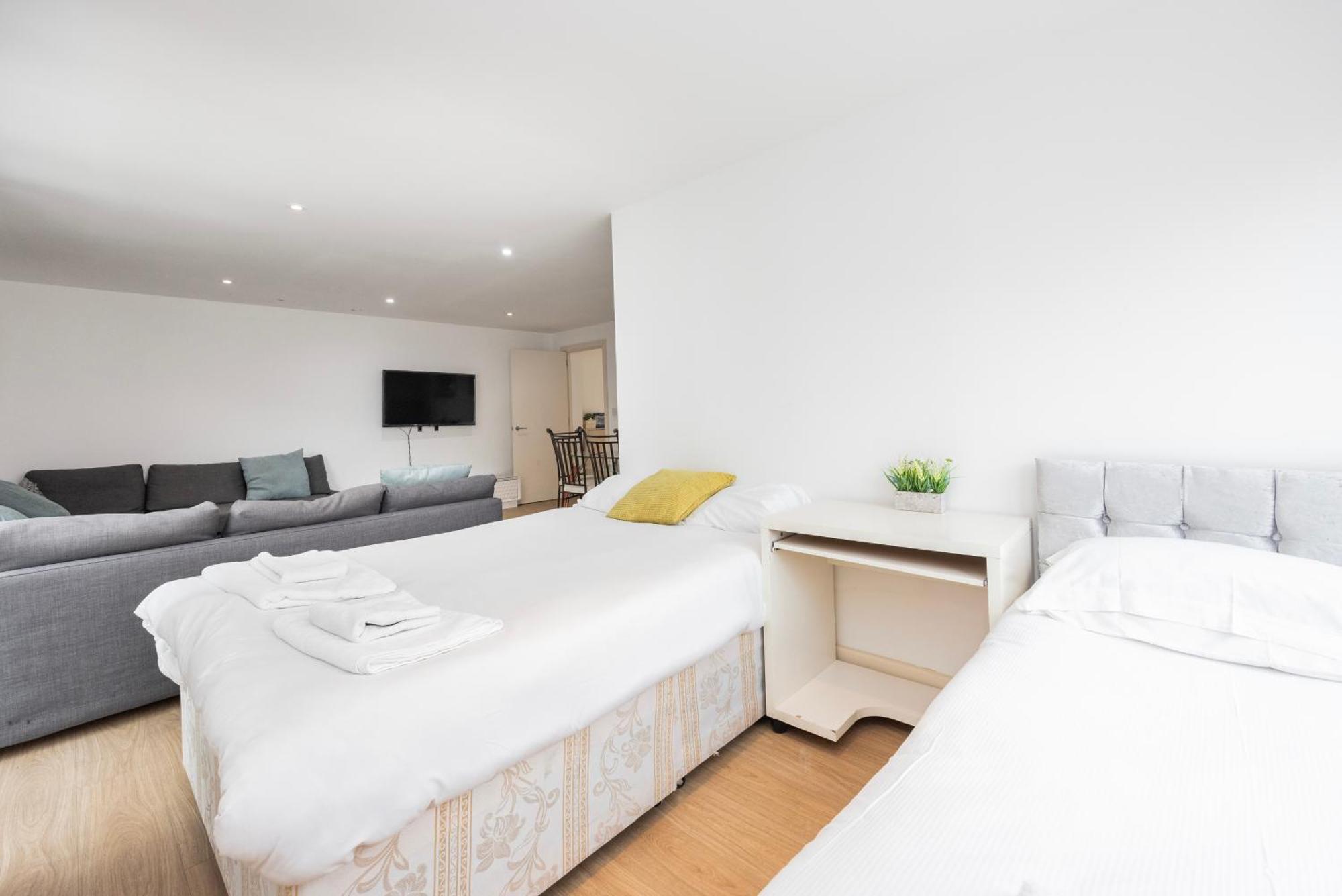 Apartment Heads On Bed -canary Wharf Docklands For The Larger Groups London