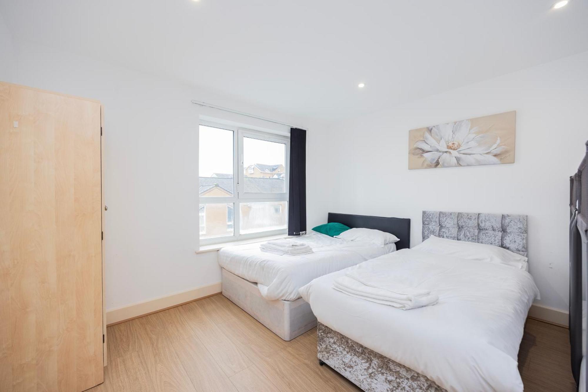 Apartment Heads On Bed -canary Wharf Docklands For The Larger Groups *