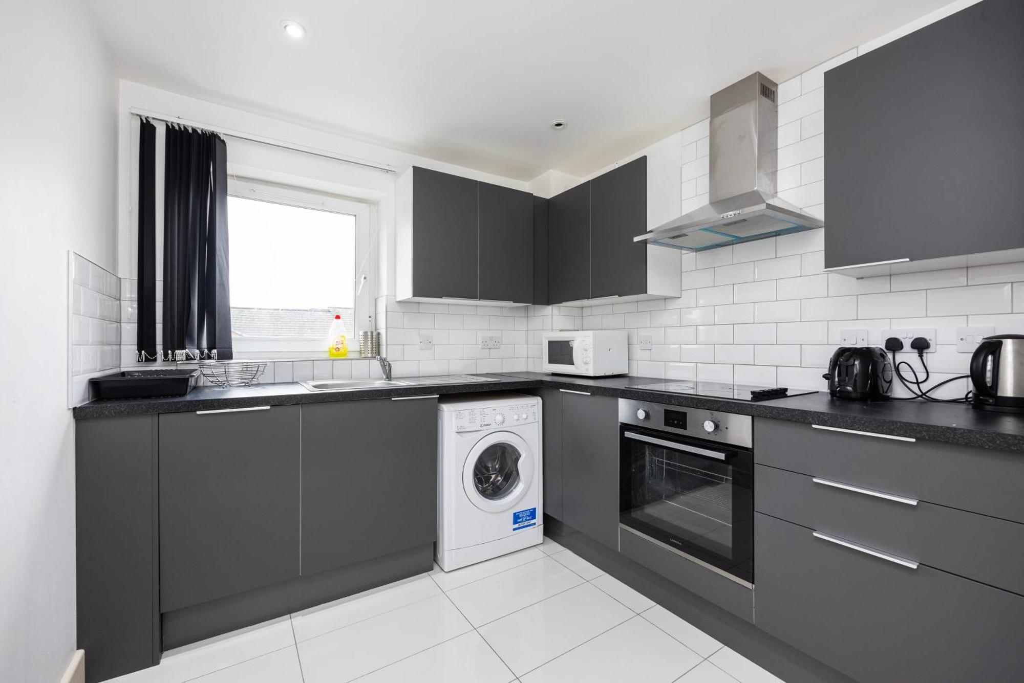 Apartment Heads On Bed -canary Wharf Docklands For The Larger Groups London