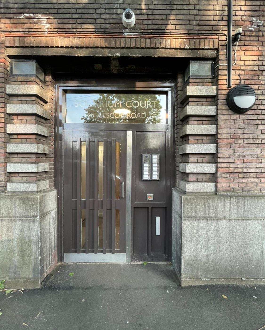 Art Deco One-bed Entire Flat In London