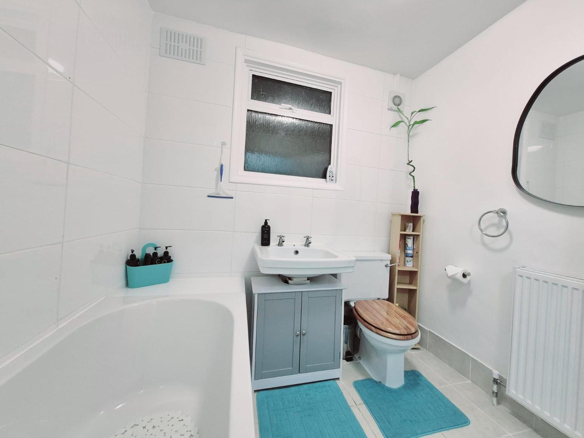 Stylish And Bright Flat In N8 Turnpike Lane - Piccadilly Line Apartment London