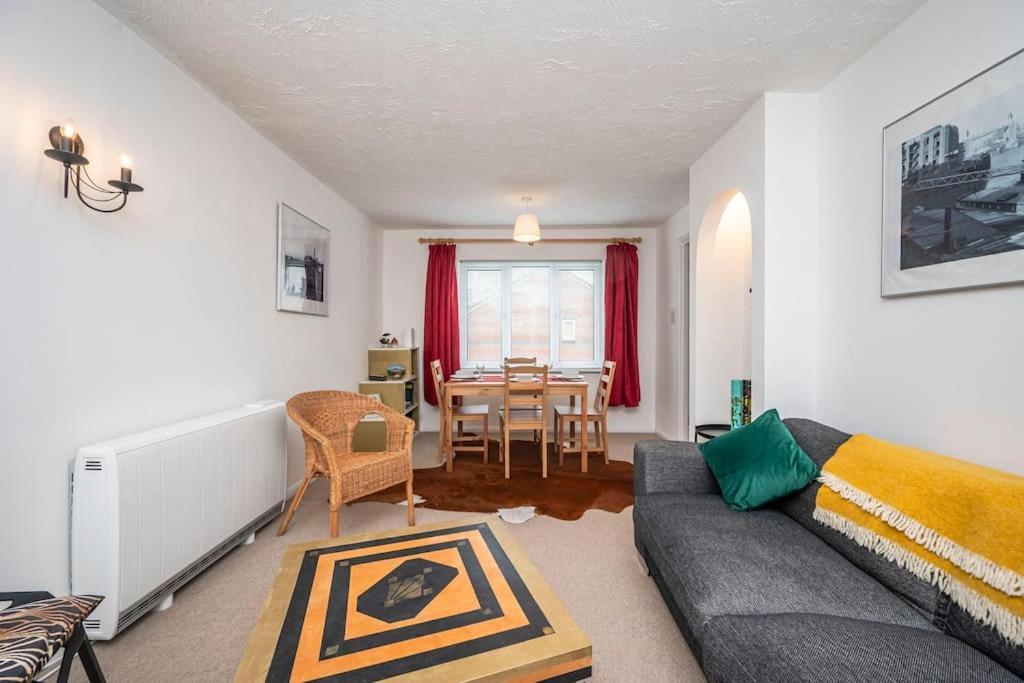 Cosy 2 Bedroom Flat Close To Tower Bridge With Free Parking Leilighet London
