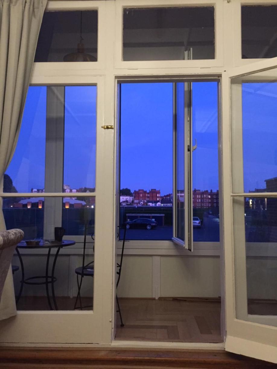 Beautiful One Bedroom Flat With Private Balcony Apartment *