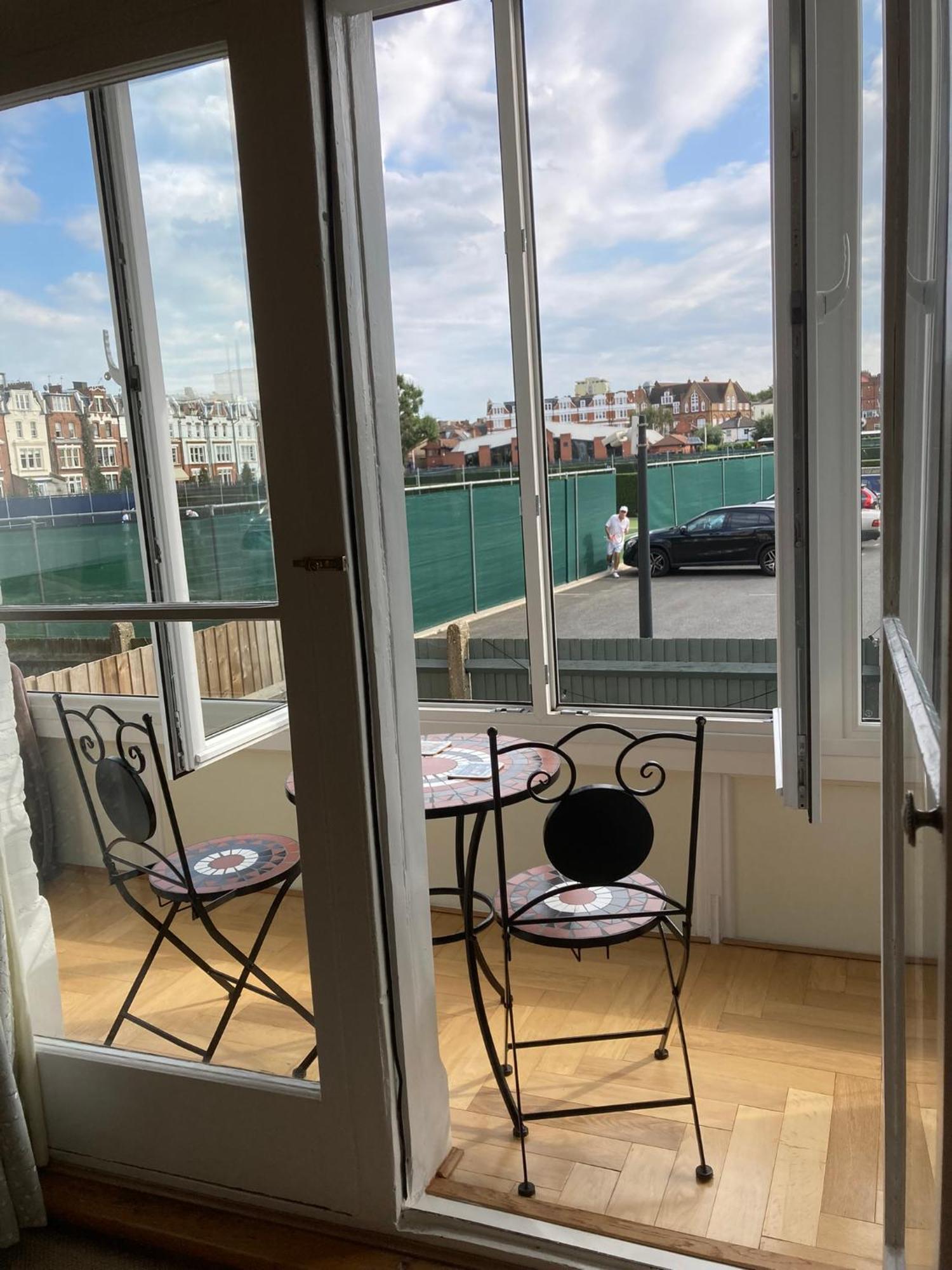 Beautiful One Bedroom Flat With Private Balcony Apartment *