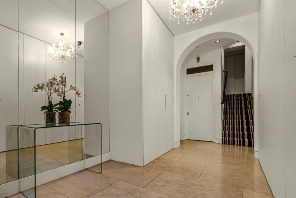 Warwick House Apartment *