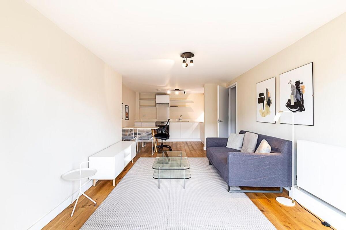 Modern With Balcony Londres