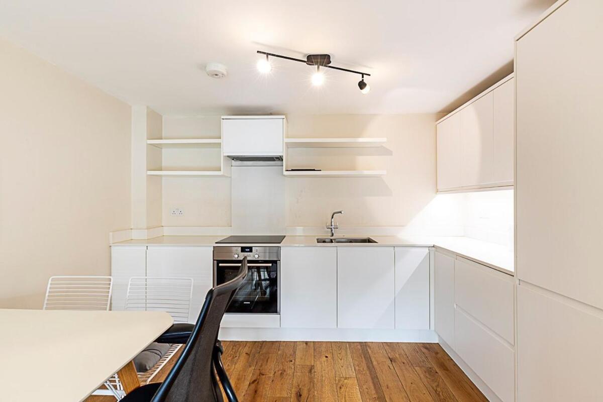 Modern With Balcony * Londres