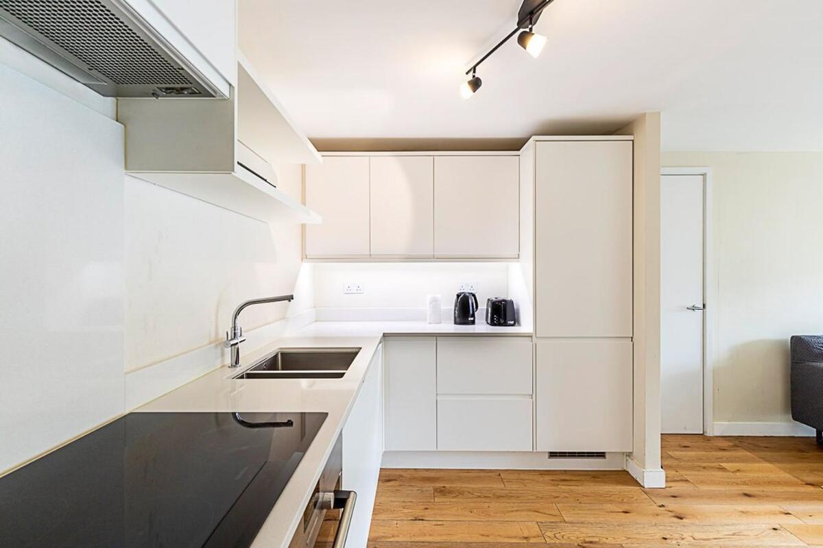 Modern With Balcony * Londres