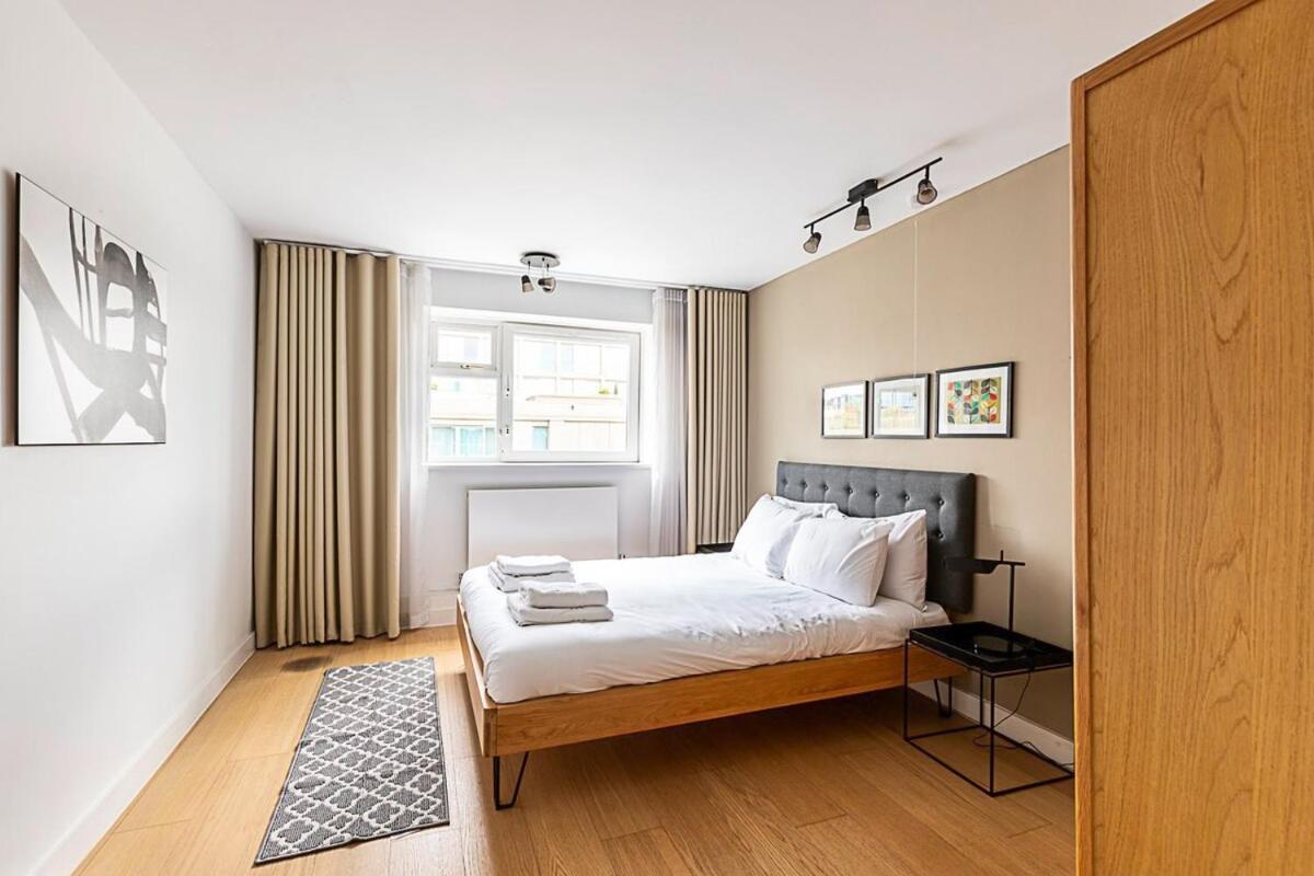 Modern With Balcony * Londres
