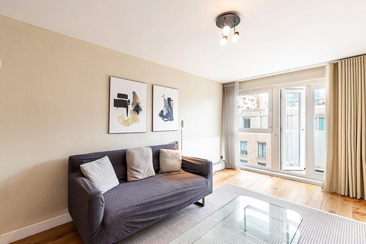 Modern With Balcony Londres