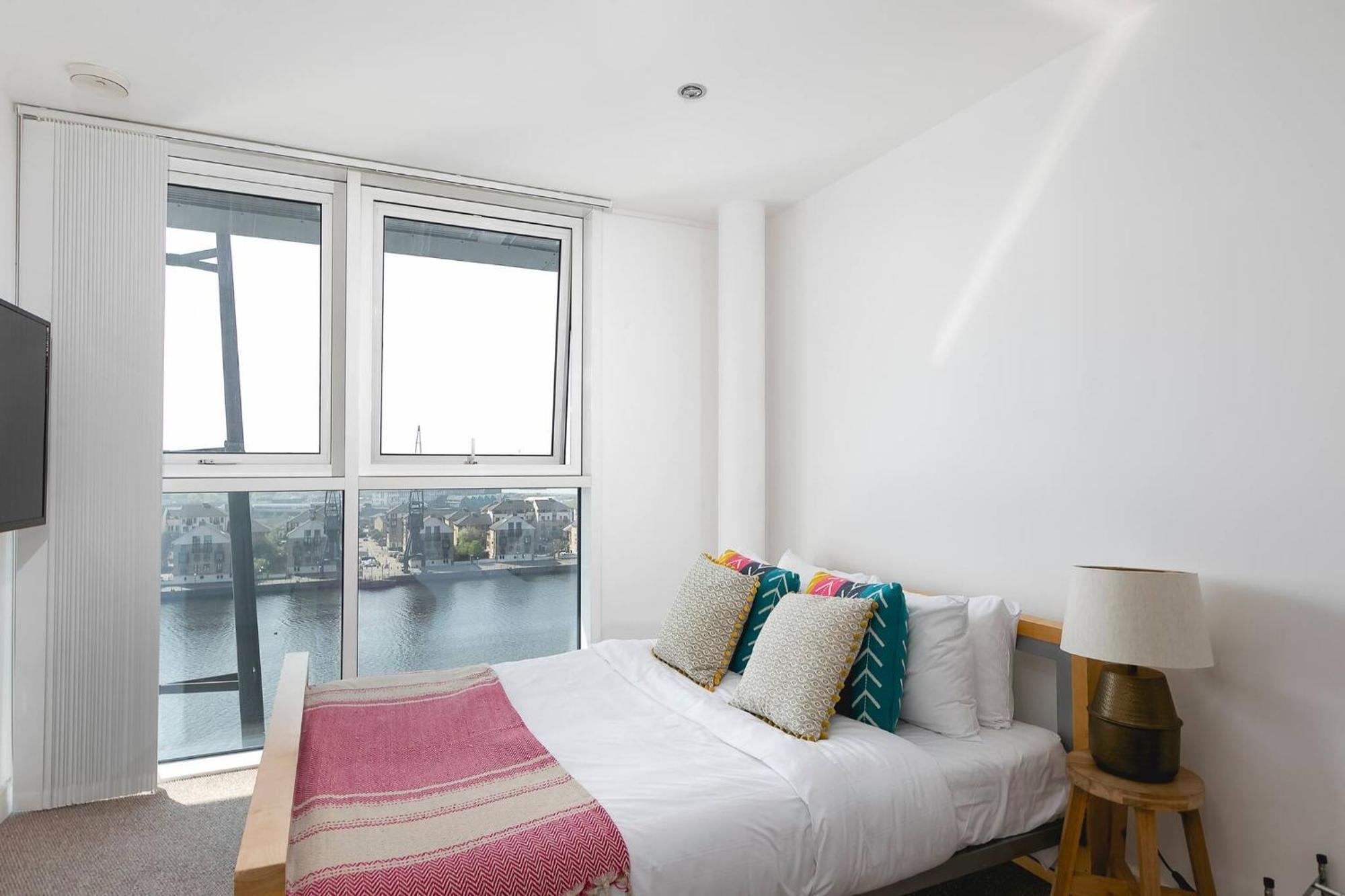 Serene Waterfront - Excel * London