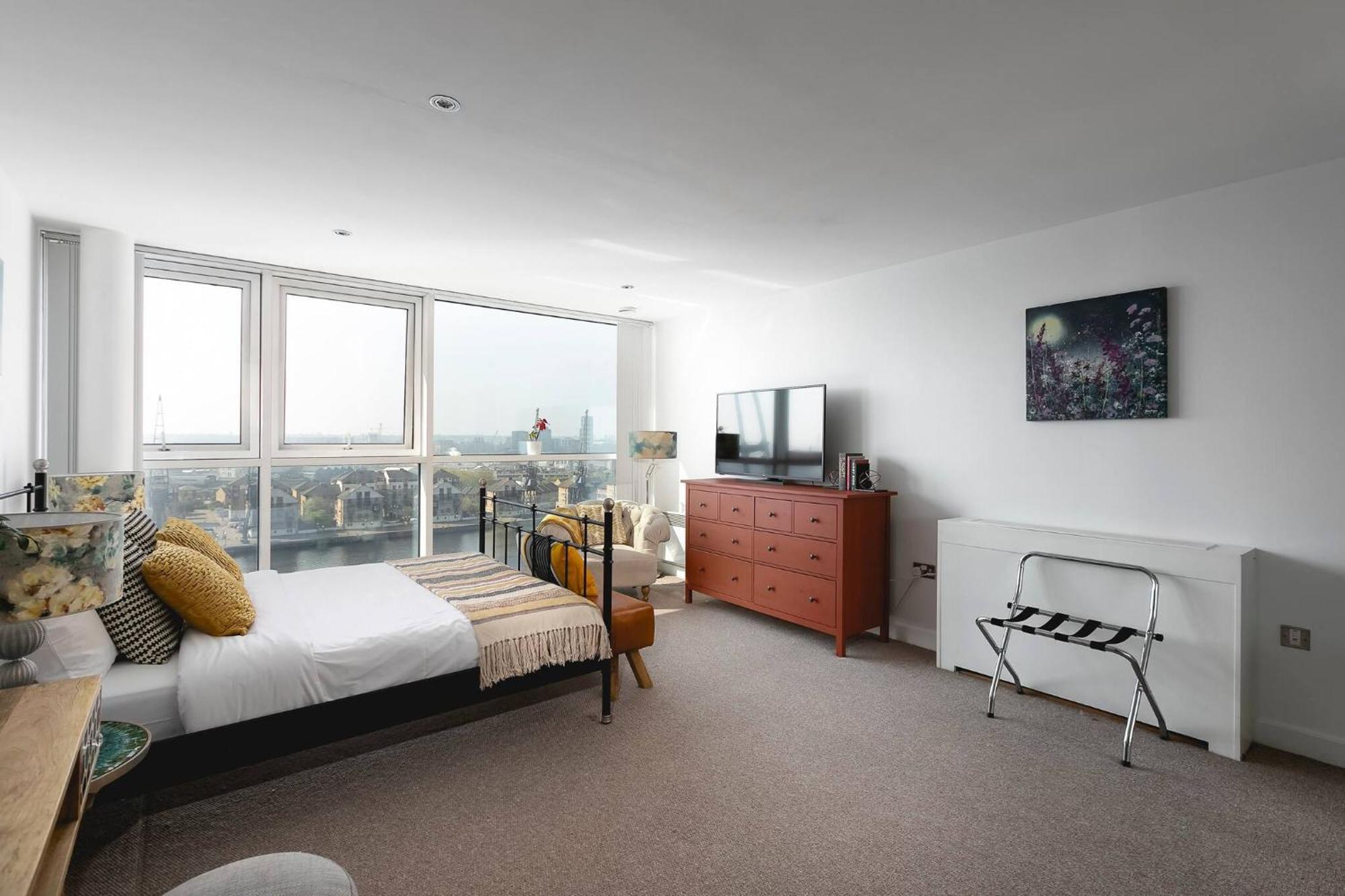 Serene Waterfront - Excel Guest house London