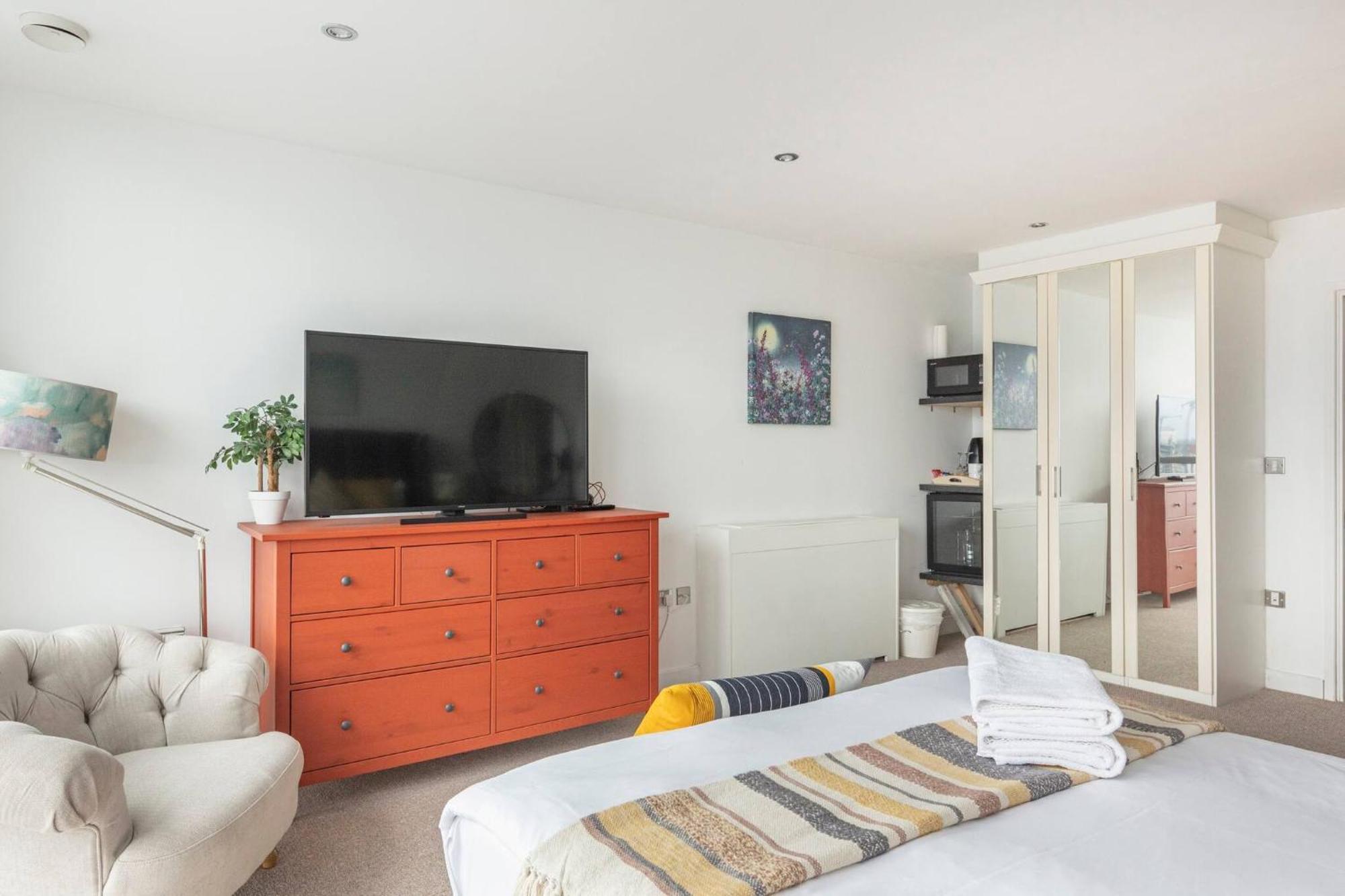 Guest house Serene Waterfront - Excel London