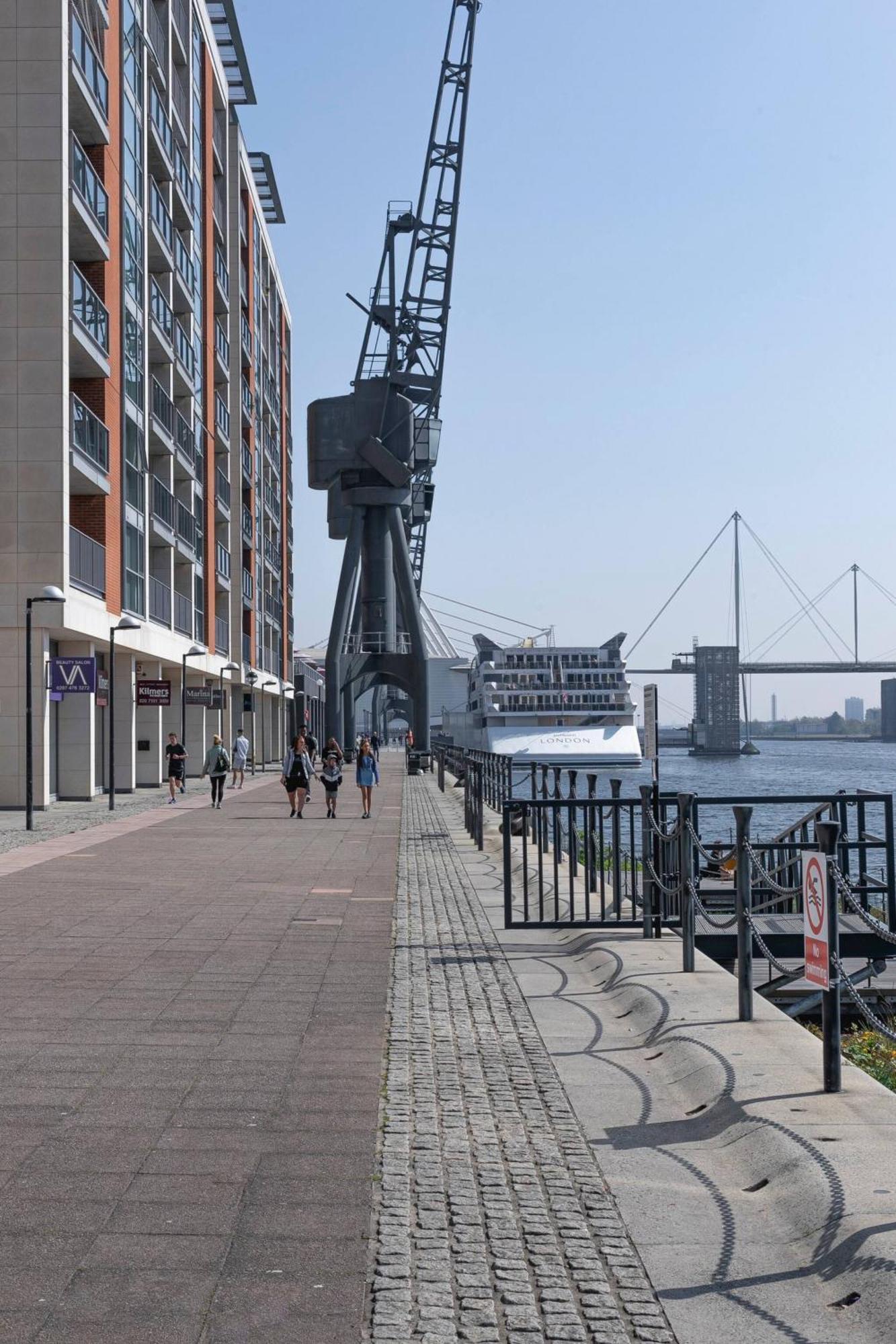 Serene Waterfront - Excel * London