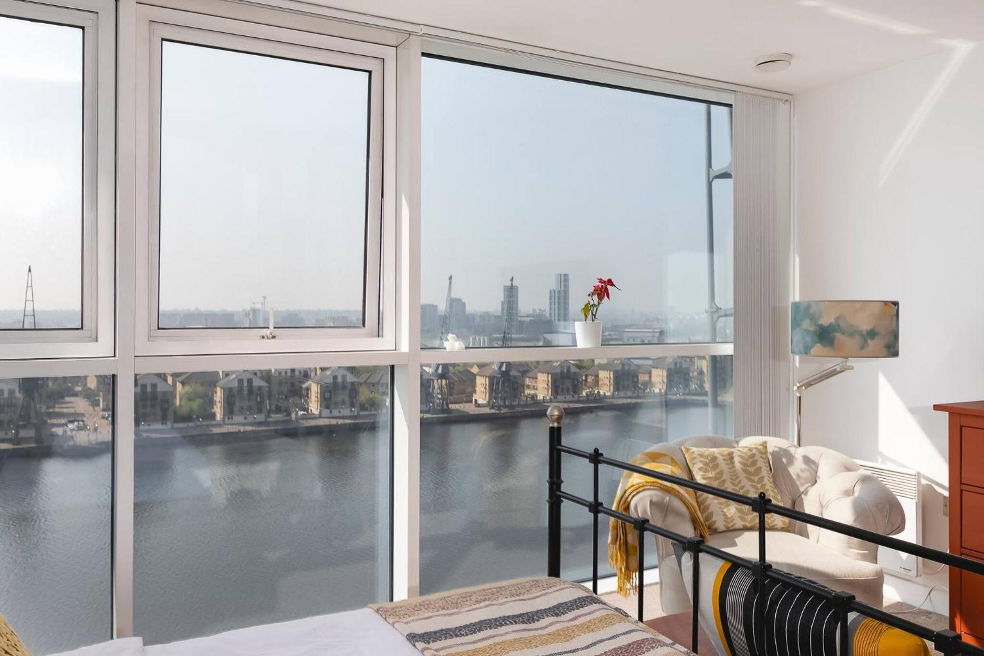 Serene Waterfront - Excel Guest house London