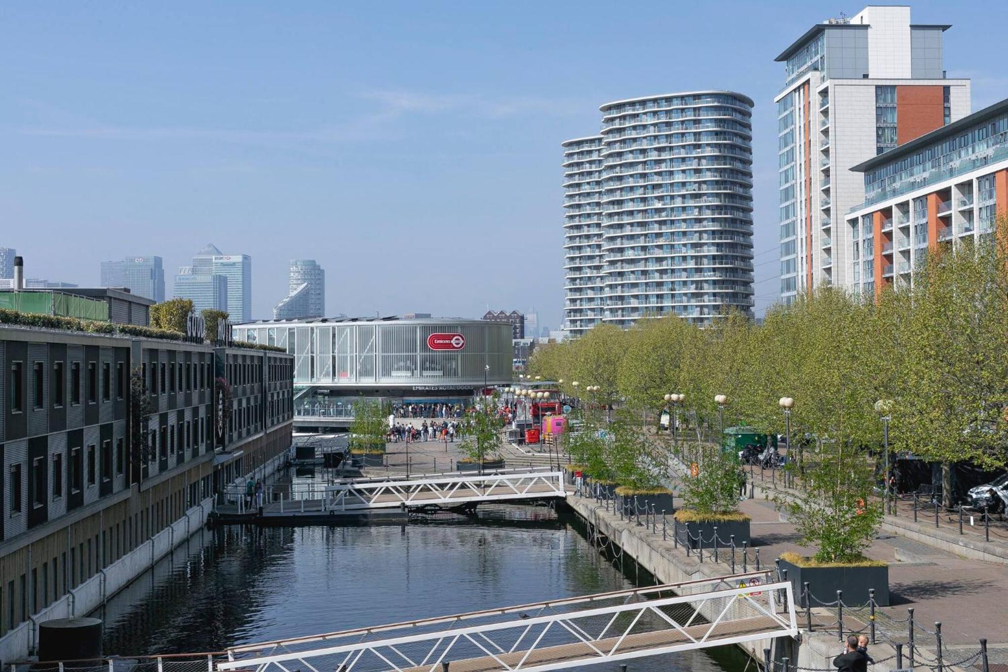 Serene Waterfront - Excel London